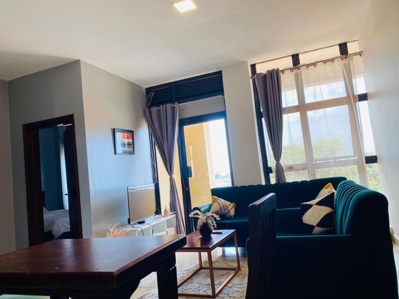 Eika Suites At Acacia Кампала Экстерьер фото